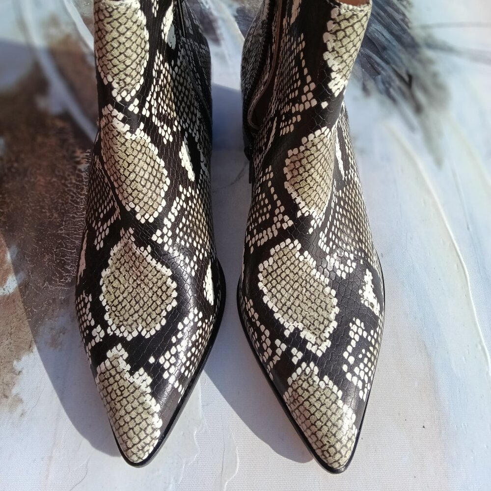 Snake skin boot for women, by Saks Fifth Avenue - Picture 2 of 4